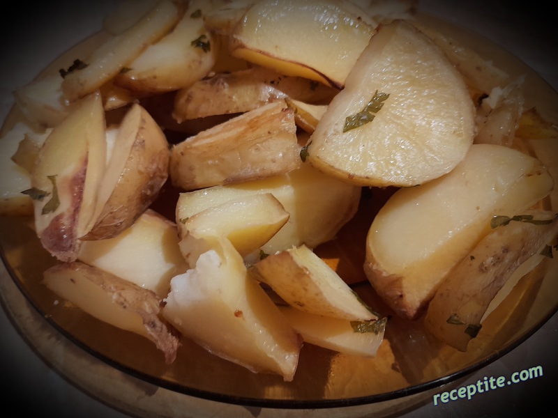 Снимки към Печени пресни картофи с подправки