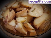снимка 2 към рецепта Печени пресни картофи с подправки
