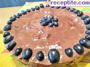 снимка 1 към рецепта Шоколадова бисквитена торта с плодове