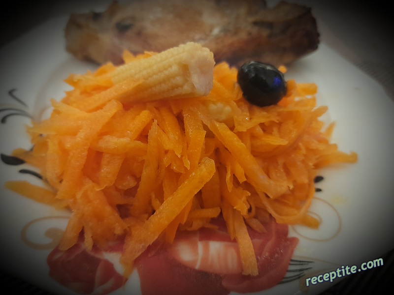 Снимки към Салата от моркови,орехи и бейби царевица