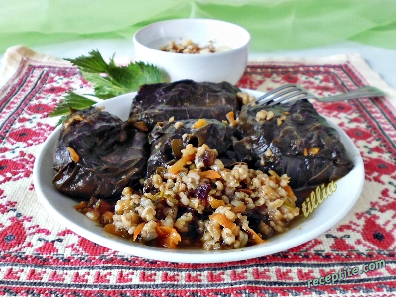 Снимки към Лозови сарми с булгур, сушени сини сливи и коприва