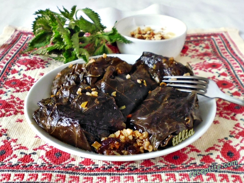 Снимки към Лозови сарми с булгур, сушени сини сливи и коприва