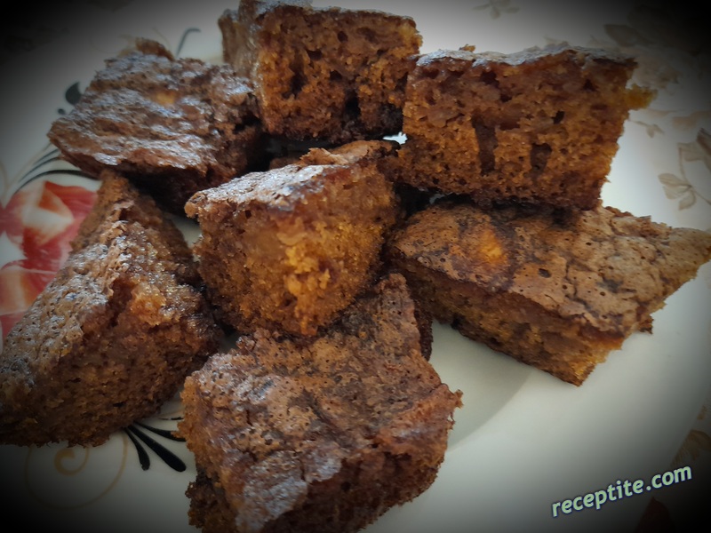 Снимки към Ябълков кекс с ядки и стафиди