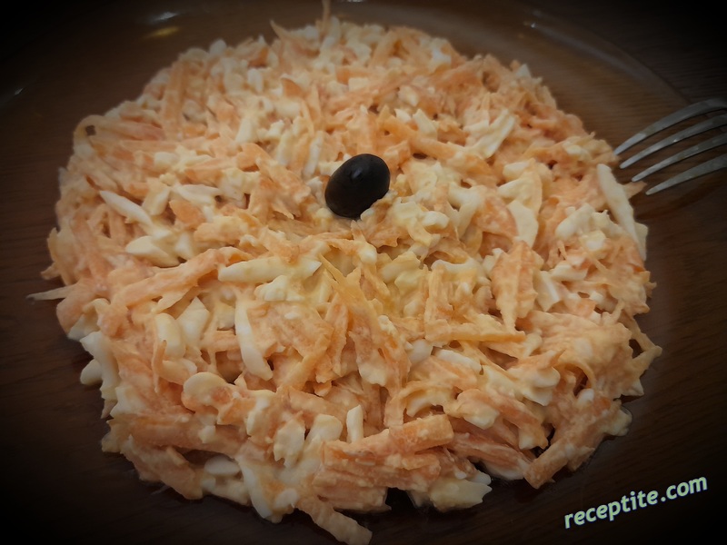 Снимки към Салата с моркови, варени яйца и заквасена сметана