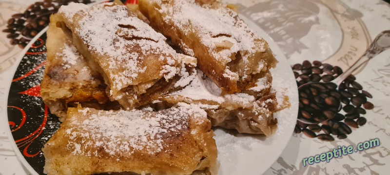 Снимки към Тиквеник с готови кори и канела