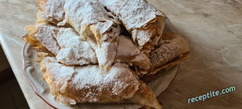 Снимки към Тиквеник с готови кори и канела