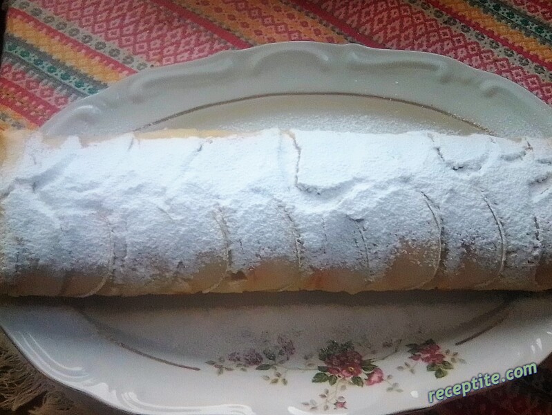 Снимки към Руло с ябълки и крем