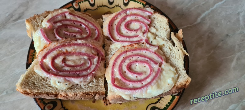 Снимки към Сандвич с кашкавалено роле