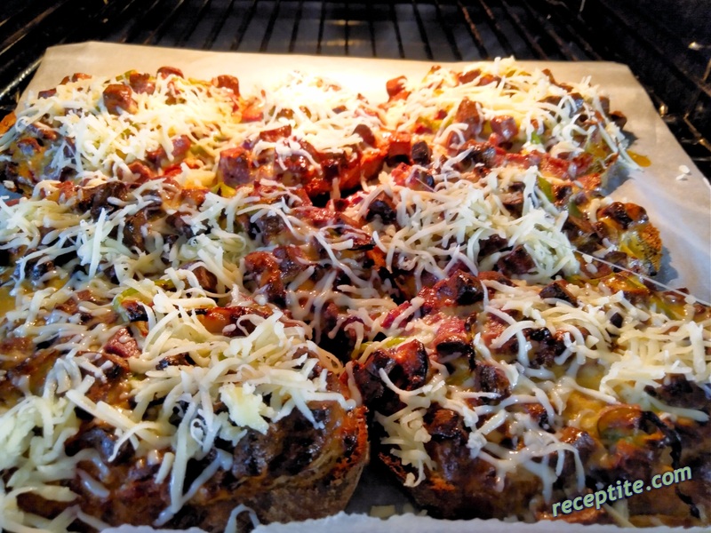 Снимки към Печени филии като пица с колбас и лук