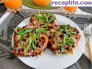 снимка 4 към рецепта Печени филии като пица с колбас и лук