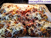 снимка 3 към рецепта Печени филии като пица с колбас и лук