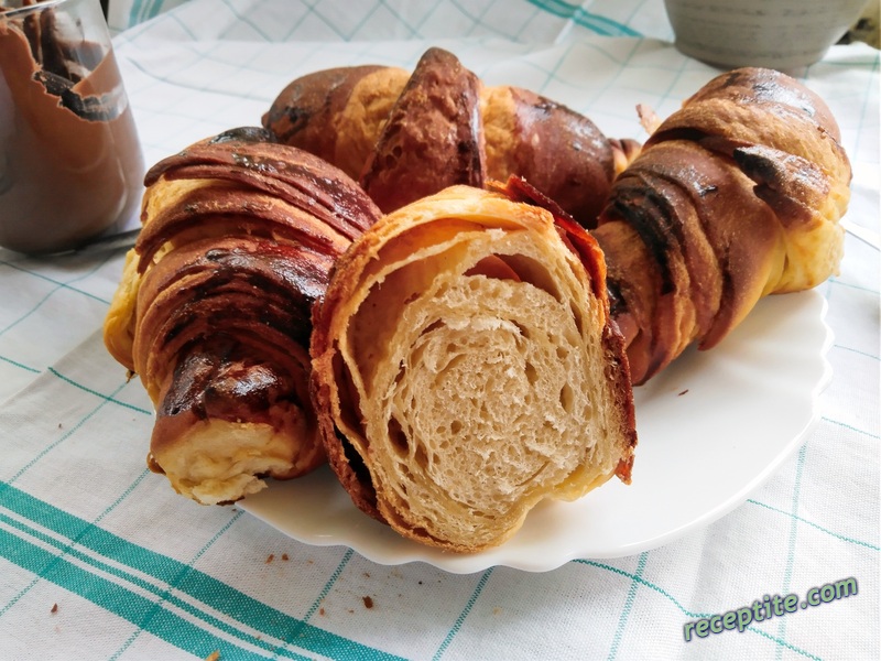 Снимки към Бързи козуначени кроасани