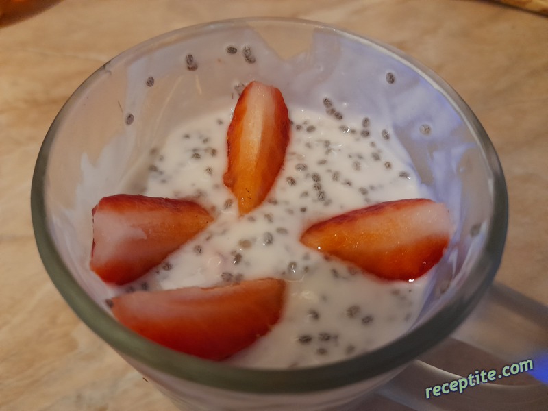 Снимки към Кисело мляко с чиа и ягоди