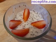 снимка 2 към рецепта Кисело мляко с чиа и ягоди