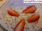 снимка 1 към рецепта Кисело мляко с чиа и ягоди
