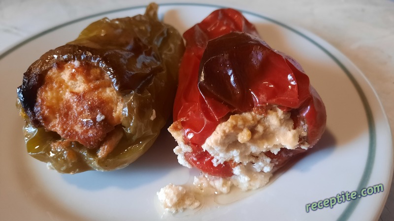 Снимки към Пълнени чушки с яйца и сирене на фурна