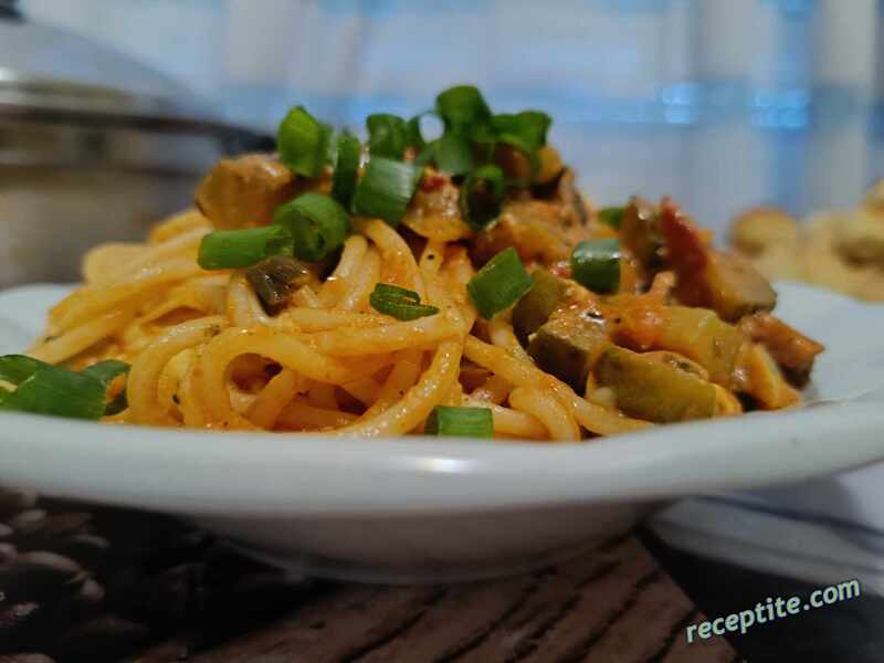 Снимки към Спагети с доматен сос и кисели краставички