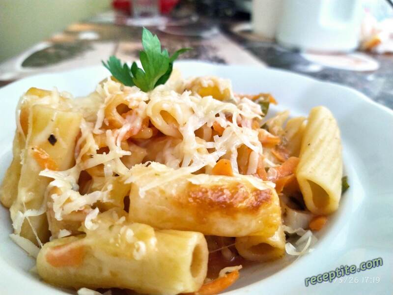 Снимки към Ригатони с доматен сос и сирена