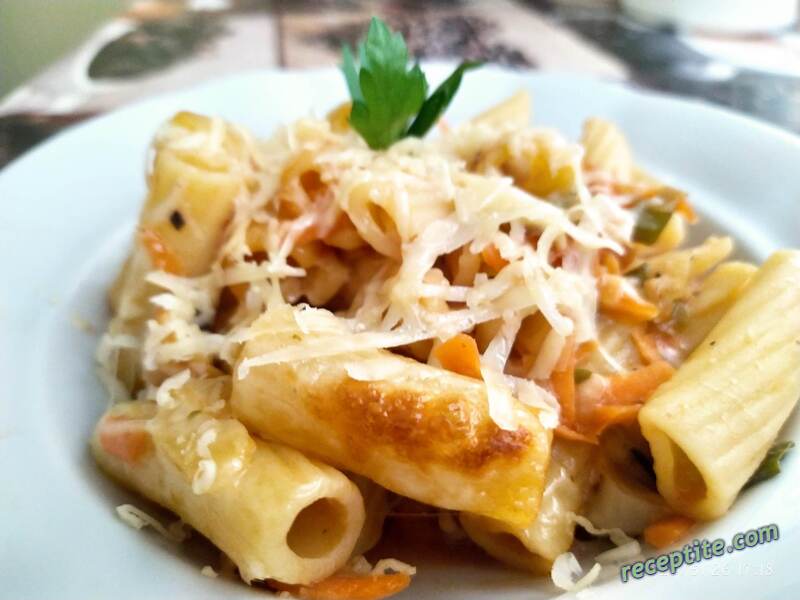 Снимки към Ригатони с доматен сос и сирена