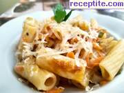 снимка 1 към рецепта Ригатони с доматен сос и сирена