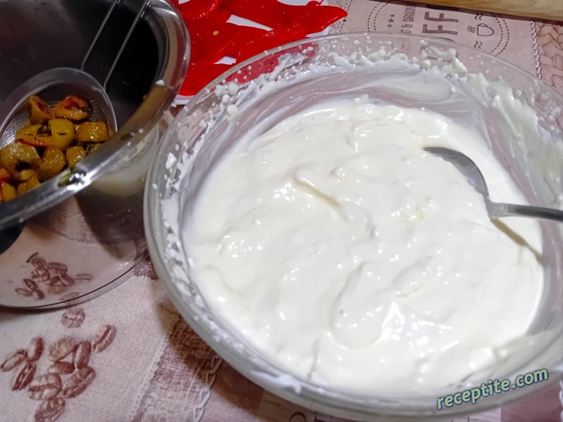 Снимки към Разбита рикота с маслини и печени червени чушки