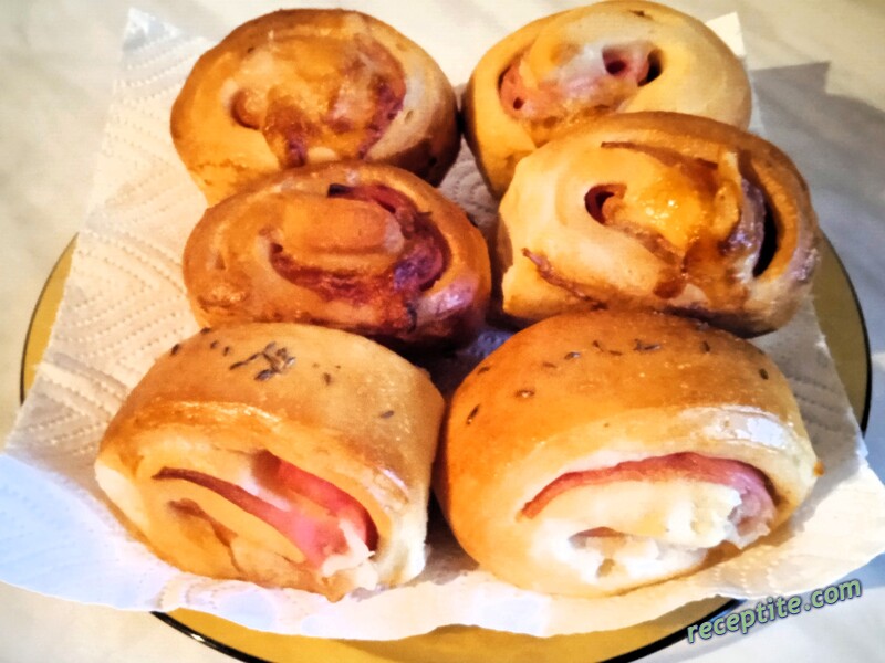 Снимки към Кифлички с шунка и моцарела