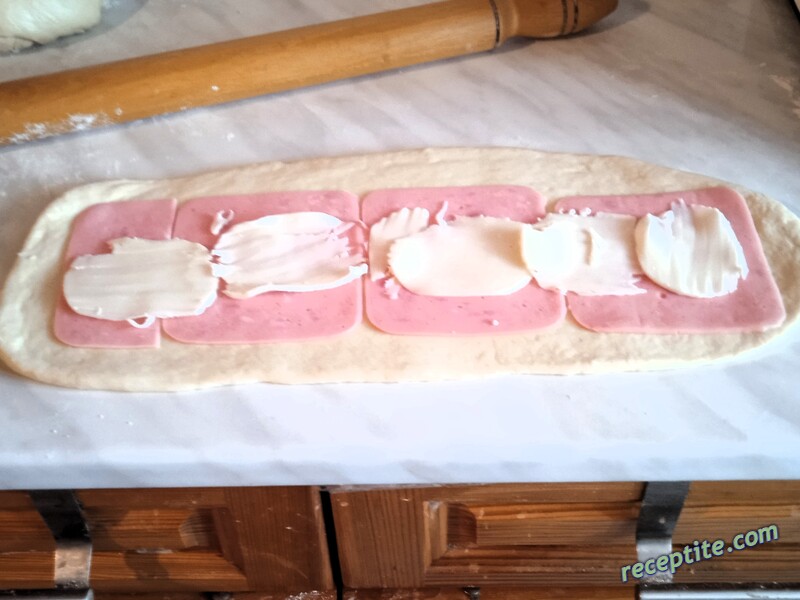 Снимки към Кифлички с шунка и моцарела