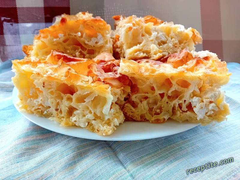 Снимки към Баница със смачкани на топка кори