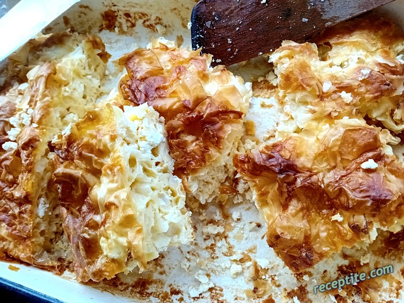 Снимки към Баница със смачкани на топка кори