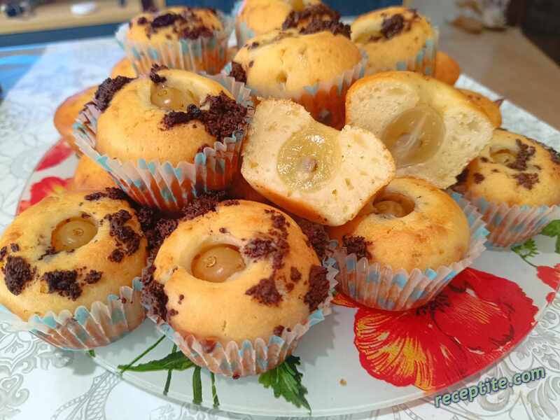Снимки към Мъфини с грозде и шоколад