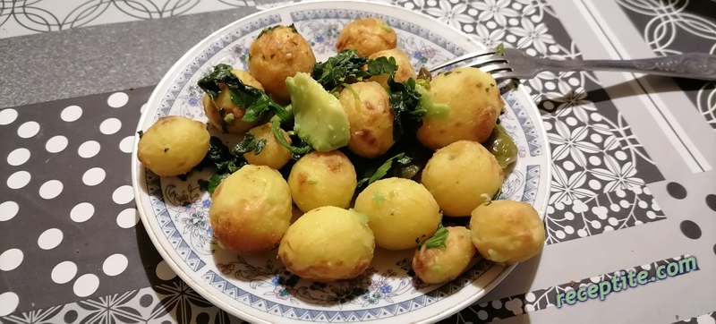 Снимки към Салата с печени картофи и спанак