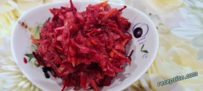 Снимки към Салата-пастет от цвекло, моркови и ябълки