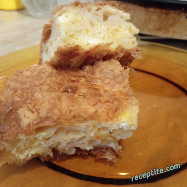 Снимки към Баница със смачкани на топка кори