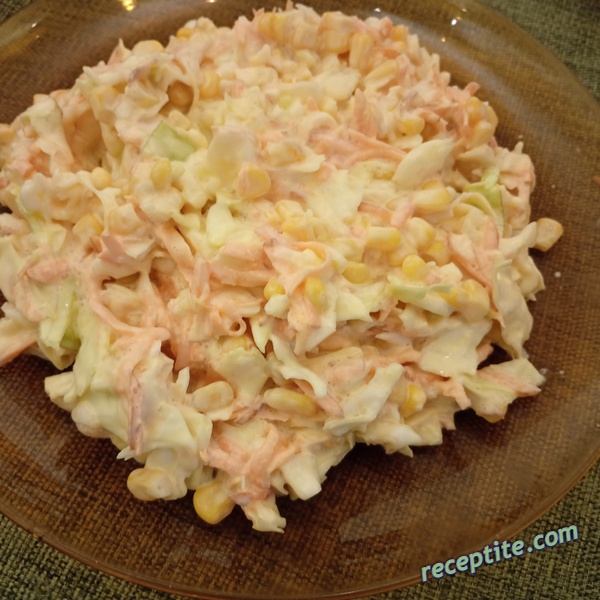 Снимки към Салата от прясно зеле с майонеза и царевица