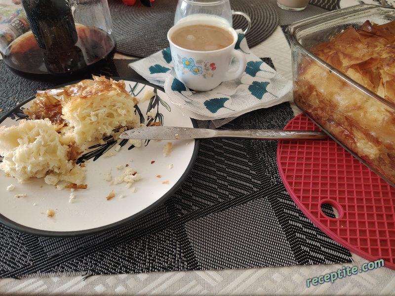 Снимки към Баница със смачкани на топка кори