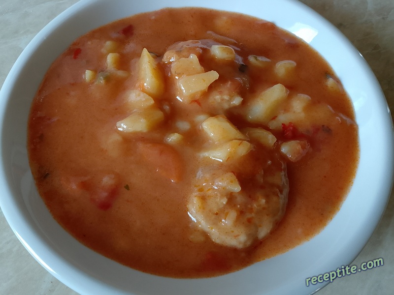 Снимки към Кюфтета с картофи и доматено пюре