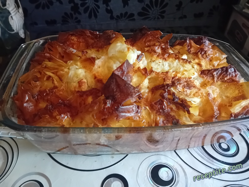 Снимки към Баница със смачкани на топка кори