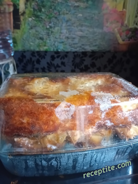Снимки към Баница със смачкани на топка кори